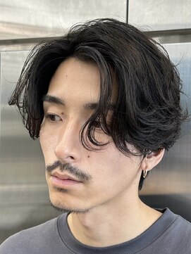 レタッチ バイ フィフス 天神大名(RETOUCH by fifth) ニュアンスパーマセンターパート毛流れパーマメンズヘア波巻き