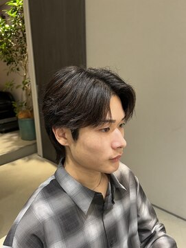 ウノプリールヴァモス(unopulir Vamos) 襟足ありセンターパートフェザーパーマ前下がりツーブロック