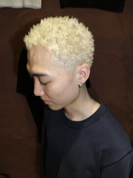 フォーコーナーズカットショップスリーセント 栄(FourCornersCutShop 3/cent) イージードリル/スパイキショート/ホワイトブロンド/金髪ボウズ