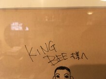 キングビー(KING BEE)の雰囲気（店内には有名漫画家のサインも、、）