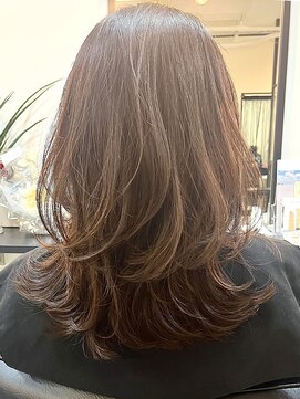 カンナ(CANNA) バッサリ☆大人の束感セミロングで髪に『表情』と立体感☆