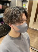 センターパート波巻きスパイラルパーマ刈り上げメンズパーマ
