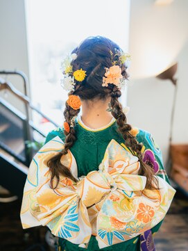 ヘアデザイン ステラ(hair design sTella) ☆散りばめられたお花がキュートなツインテールアレンジ☆