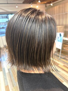 ラヴィエール(LAVIERE by R-EVOLUT) 白髪ぼかしハイライト　スモーキーアッシュ　ぱつっとボブ　柏