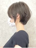 横浜西口白髪染めショートヘアタッセルボブミルクティーベージュ
