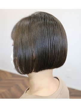 ウィスカーヘアー(whisker hair) 大人ミニボブ