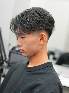 スラッシュ(SLASH) フェザーショート/刈り上げショート/アップバング/フェード/姫路