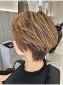 白髪ぼかしハイライト×ショートスタイル