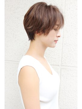 レウナ 外苑前(Reuna) 20代30代40代大人可愛いひし形ショートボブ　襟足すっきり