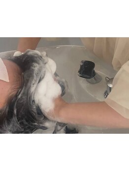 ヘッドスパを超えるヘッドバス”頭浸浴”先駆け導入！[炭酸アーユルベーダ頭浸浴+ショートスパ \3850]