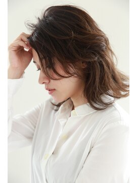 エクリ 麻布十番(equri) クセも馴染む大人のミディアムレイヤーウルフ