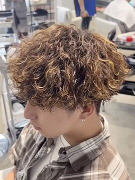 オーシャントーキョー(OCEAN TOKYO) 波巻きパーマツーブロック刈り上げラウンドマッシュハイライト