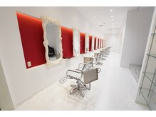 ビビディバビディブー 枚方ビオルネ店(Bibbidi.bobbidi.boo)の雰囲気（NYNY系列唯一白と赤を基調とした店内［枚方］）
