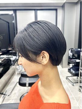 メモリーズ 表参道(Memories) 40代50代60代耳かけショート前髪なしハンサムショート白髪ぼかし