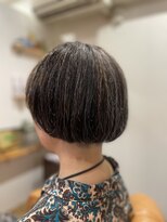 スノウ(snow)&nbsp;刈り上げマッシュな白髪ぼかし