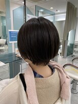 クオーター(QUARTER)&nbsp;ショート黒髪ふんわりパーマ耳かけマッシュ大人ボブスタイル