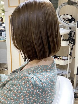ネオリーブ チロル 横浜西口店(Neolive CiroL.) ぱつっとボブ　ハニーベージュ　小顔カット