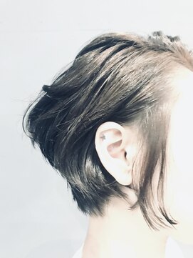 ベシドゥーズ(Besixdouze) ショートボブ