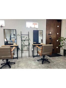 美容室が苦手…そんな方でもリラックスして過ごせる空間。落ち着いた雰囲気で、初めての方も大歓迎！