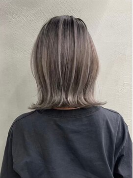 ギークス(GEEKS) 【GEEKS渋谷】グレージュ/白髪ぼかし/くびれミディ/30代40代50代