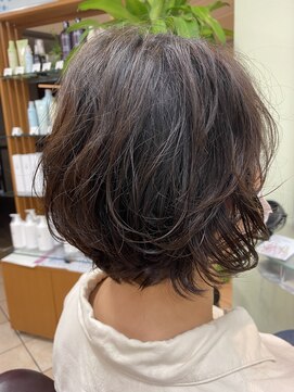 あさひ くせ毛を活かしながら所々にかける大人パーマ女子