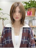 顔まわりレイヤー ミディアムスタイル ベージュカラー