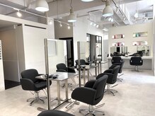 リコヘアー(LiCO HAIR)の雰囲気（天井が高く白基調のシンプルで気軽に来れる空間[那覇/小禄駅]）