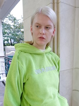 オーオ シカシカ(OOO YY) 繊細でモードな印象を与える品のあるホワイトカラー