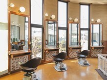 ヘア ショップキャリーの雰囲気(天井が高いので広々した空間になっております♪)