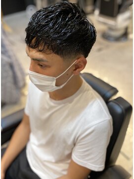 フランクスバーバー アンド ビアークラブ(FRANK'S BARBER and BEER CLUB) くせ毛風パーマショートレイヤーコンマヘアローフェード