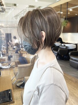 バンプ ギンザ(BUMP GINZA) 30代、40代/丸みとくびれショートボブ×白髪ぼかしハイライト