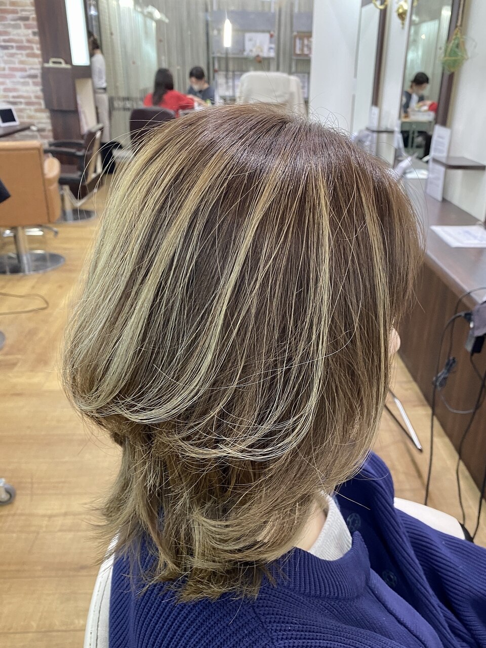 白髪ぼかしコントラスト/スジ感ハイライト/アッシュベージュ