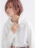 やわらかピンクベージュの小顔ショートボブ