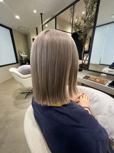アンティーク(antique)&nbsp;透明感ミルクティーグレージュ×切りっぱなしボブ