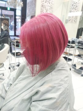 ハイストリートヘア(High street Hair) 前下がりボブスタイルに、ピンクのブリーチオンカラー
