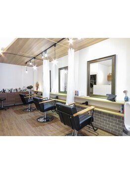 スタッフ4名のアットホームな雰囲気のサロン♪大型店が苦手な方でも相談しやすい◎予約制で待ち時間も無し!