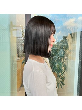 ホロ(hollo) ボブ顎下2センチ切りっぱなしボブ