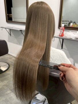 イリ 梅田(ili) ハイライトカラーミルクティーベージュレイヤーカット