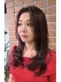 髪をかきあげても◎ ナチュラル & フェミニンなロングレイヤー