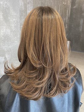 ピークアブー 原宿ハラカド(PEEK-A-BOO) 大人ロングレイヤーハッシュカットウルフミディアム白髪ぼかし