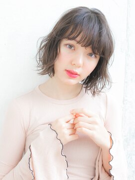 ルティア(Lutia) アッシュブラウン、切りっぱなしボブ、ゆるふわ巻き