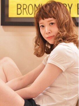 ロータス ヘアデザイン(LOTUS hair design.) 大きめくせ毛風パーマに短め前髪がアクセント