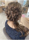 ポニーテール風フラワーアレンジと編み込みで大人女性UP！！
