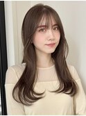 レイヤーカット×くすみベージュでふわっと柔らかい大人ヘア