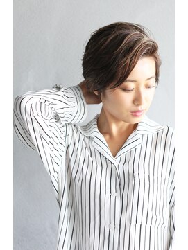 エヌ(N) かきあげバングのショートヘア