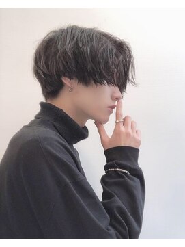 シン(syn) 前下がりマッシュ センターパート