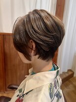 ヘアデザイン エソラ(hair design esora)&nbsp;襟足を締めた大人ショートに顔周り白髪ぼかしカラー