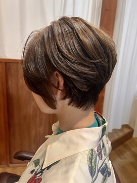 ヘアデザイン エソラ(hair design esora) 襟足を締めた大人ショートに顔周り白髪ぼかしカラー