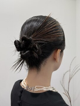 ペロ(pelo) [アレンジ]ツヤ質感のタイトシニヨンアレンジ