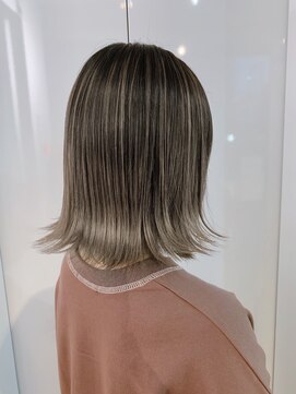 ジュリアンマーラ(Julien Mara) 外ハネシャドールーツ/パツっとボブ/切りっぱなしボブ/秋ヘア